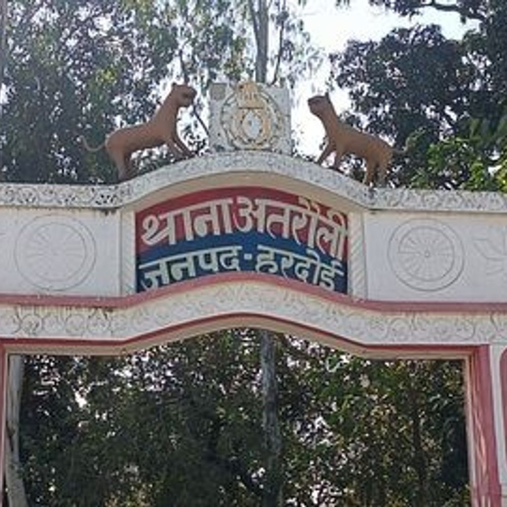 स्कूल वैन चालक से युवक ने की अभद्रता:पुलिस से धक्का-मुक्की, प्रबंधक की तहरीर पर FIR दर्ज