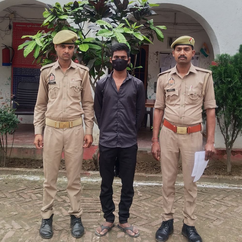नाबालिग को भगाने वाला वांछित आरोपी गिरफ्तार:श्रावस्ती में मुखबिर की सूचना पर पुलिस ने दबोचा, कोर्ट में पेश किया