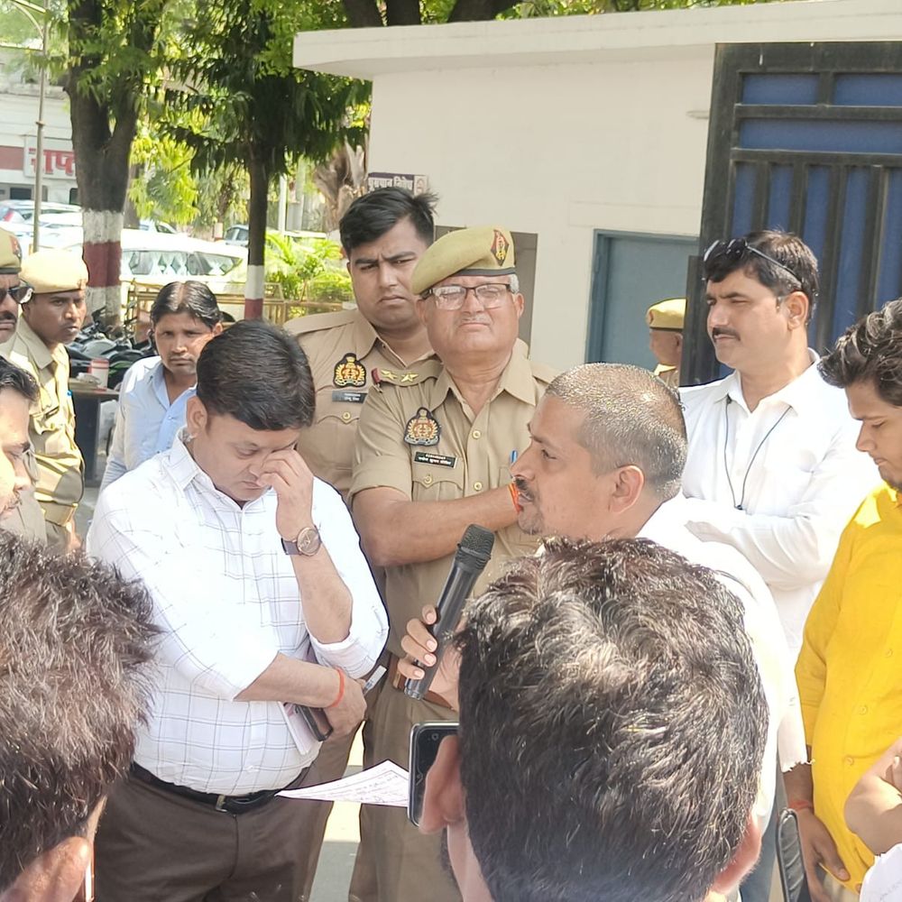 प्रतियोगी छात्रों ने प्रयागराज लोक सेवा आयोग का घेराव किया:लापरवाही का आरोप, 22 सूत्रीय मांगों पर उग्र आंदोलन की चेतावनी