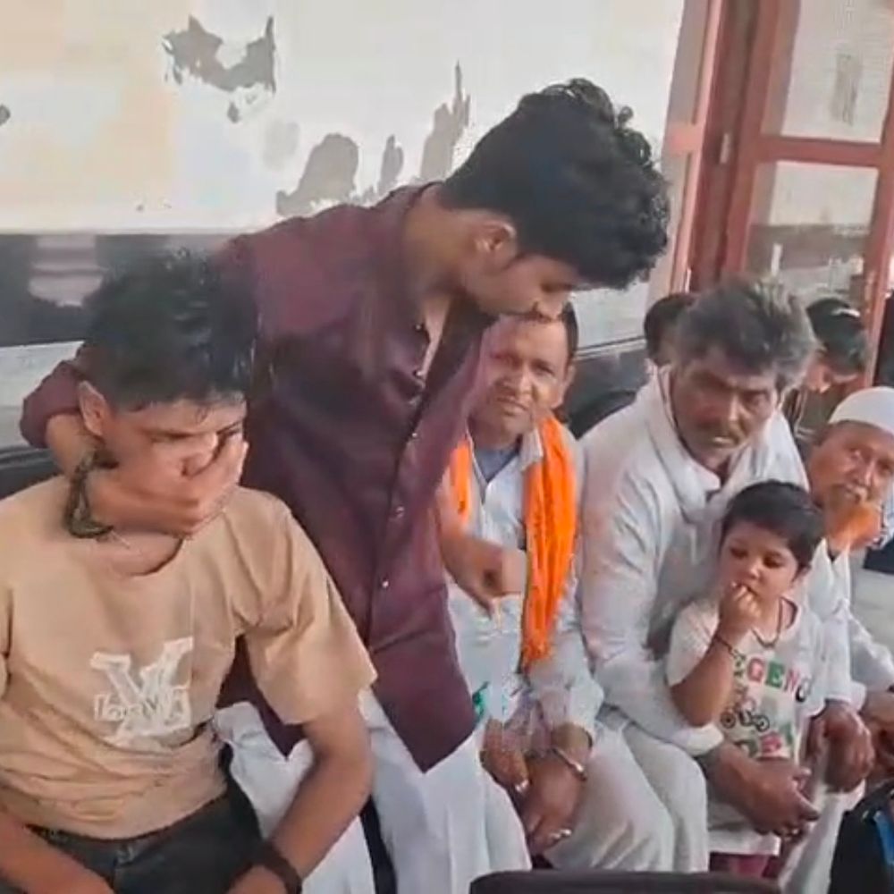 कानपुर का युवक चलती ट्रेन से गिरा, गंभीर घायल:बाराबंकी स्टेशन पर नहीं था स्टॉपेज, देवा शरीफ जा रहा था