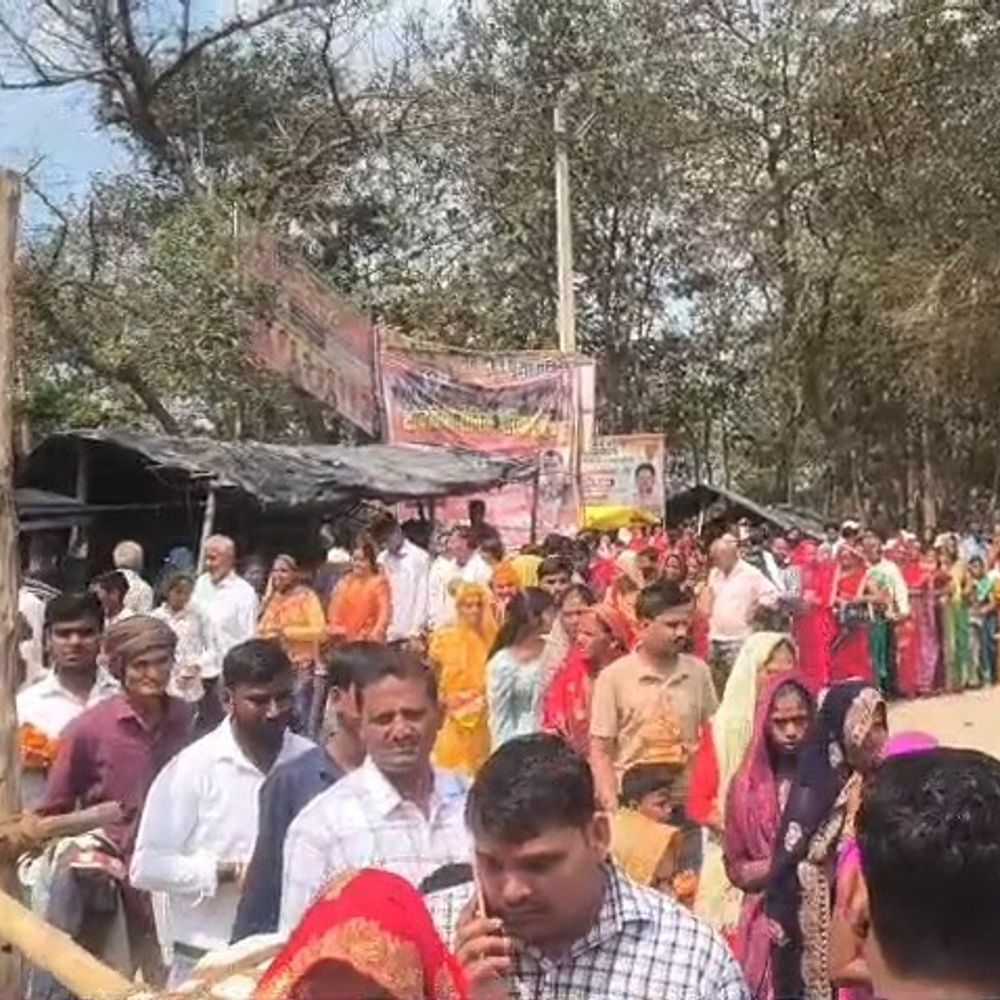 गोंडा में मां बाराही देवी मंदिर में भक्तों की भीड़:मुकुंदपुर शक्तिपीठ में सुबह से लंबी कतारें; नेपाल और आसपास जिलों से भी श्रद्धालु पहुंचे