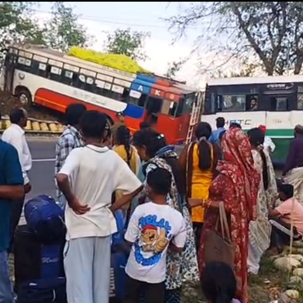 जालंधर के 35 श्रद्धालुओं की बस पहाड़ी से टकराई:  कांगड़ा के ढलियारा के खतरनाक मोड़ पर हादसा, खाईं गिरने से बची, सभी सुरक्षित – Dehra News