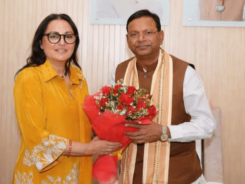 जया प्रदा विधानसभा चुनाव लड़ेंगी या संगठन में दिखेंगी:भाजपा के 2 बड़े चेहरों से मिलीं, प्रदेश अध्यक्ष से लंबी बात, अपर्णा के गले लगीं