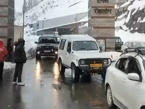 
                 हिमाचल में फिर बदला मौसम, अटल टनल में बर्फबारी शुरू:भारी बारिश और तूफान का ऑरेंज अलर्ट, शिमला में दिन में छाया अंधेरा 
            