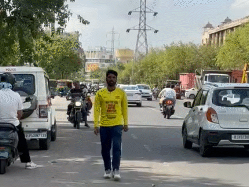 नक्सलियों ने किडनैप किया, सच्चाई जानकर खाना खिलाया,पैसे भी दिए:कमर में इंजरी ने क्रिकेटर बनने का सपना तोड़ा, 20 हजार किमी की पैदल यात्रा की