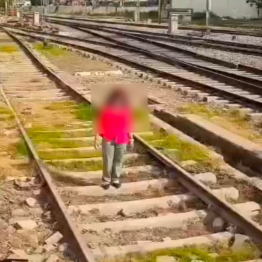 शाहजहांपुर में युवती ने रेलवे ट्रैक पर बनाई रील्स:वीडियो वायरल होने पर जीआरपी ने संज्ञान लिया, जांच शुरू