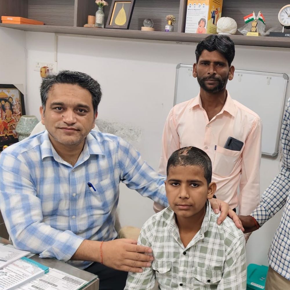 किशोर हाई-टेंशन लाइन की चपेट में आया:पीलीभीत में डॉक्टरों ने 6 घंटे के जटिल ऑपरेशन से जान बचाई, सिर की कई हड्डियां-नसे हुई थी डैमेज