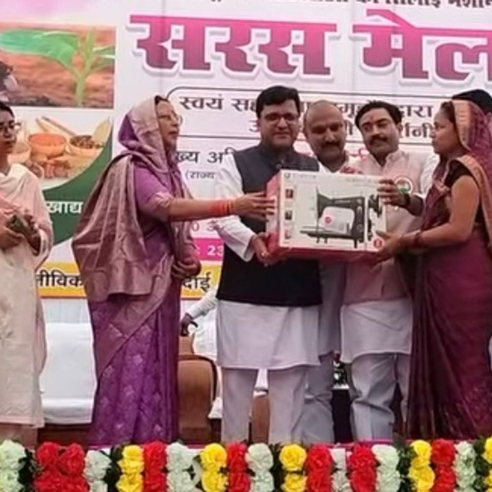 हरदोई के गांधी भवन में सरस मेला शुरू:राज्यमंत्री नितिन अग्रवाल ने स्वयं सहायता समूहों को बांटी 1500 सिलाई मशीनें