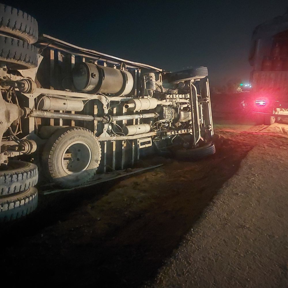 बदायूं में LPG सिलेंडर से भरा ट्रक पलटा:हाथरस से 360 सिलेंडर लेकर आ रहा था, कोई हताहत नहीं