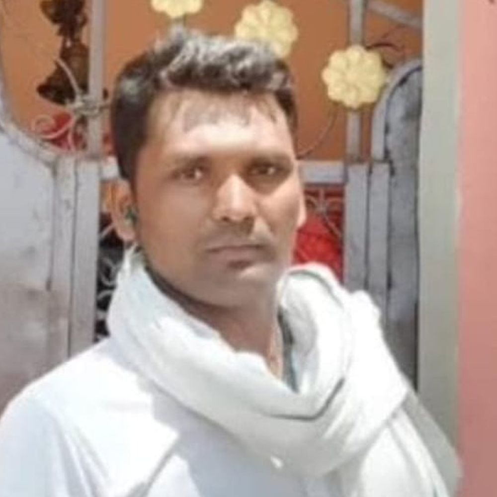 देवरिया में ट्रैक्टर ने बाइक को मारी टक्कर:सोनाड़ी मार्ग पर युवक की मौत, पत्नी और बच्चा गंभीर रूप से घायल