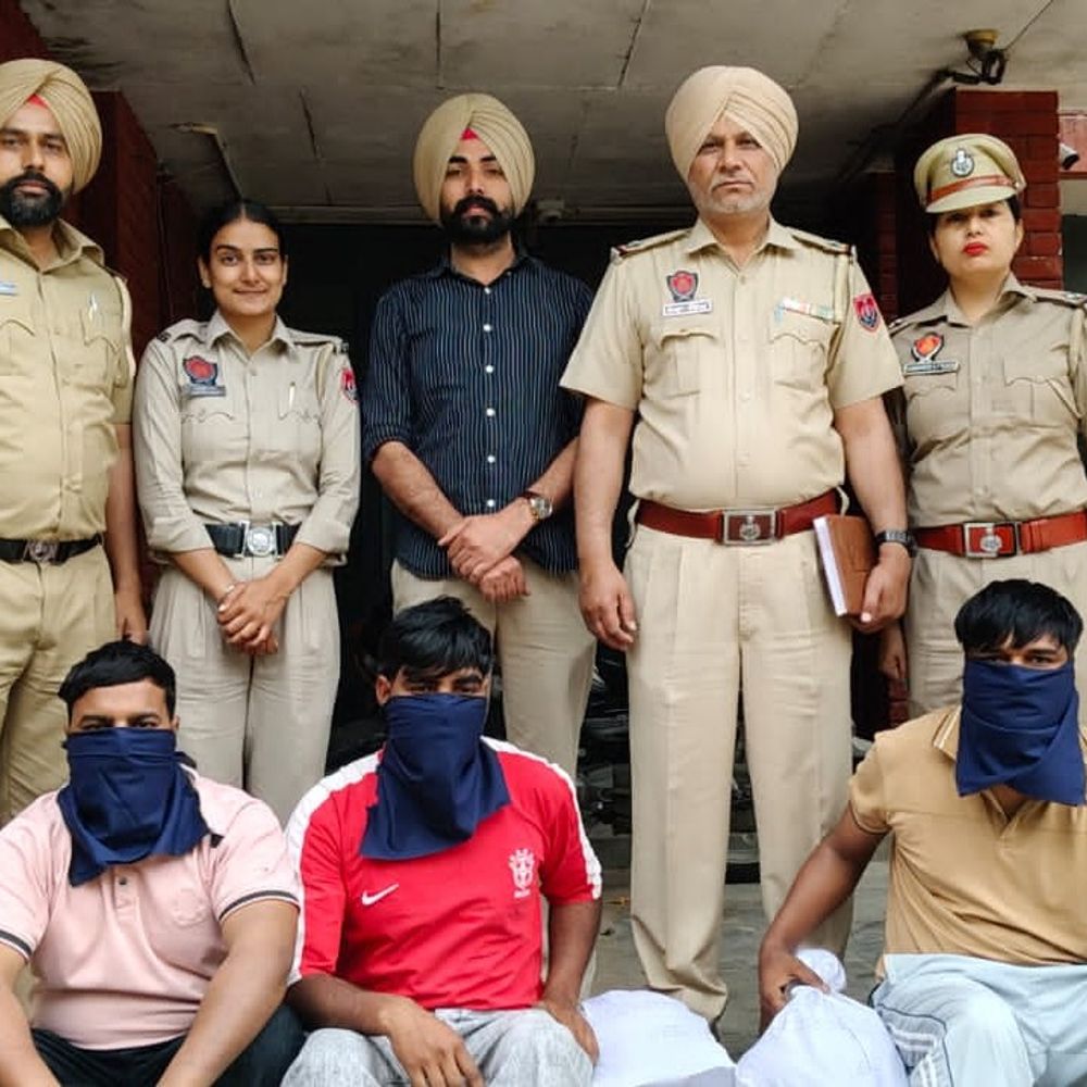 बरनाला पुलिस ने नकली पुलिसवालों को किया गिरफ्तार:  इनोवा में वर्दी पहनकर घूम रहे थे तीन युवक, नौकरी का झांसा देकर कई को ठगा – Barnala News