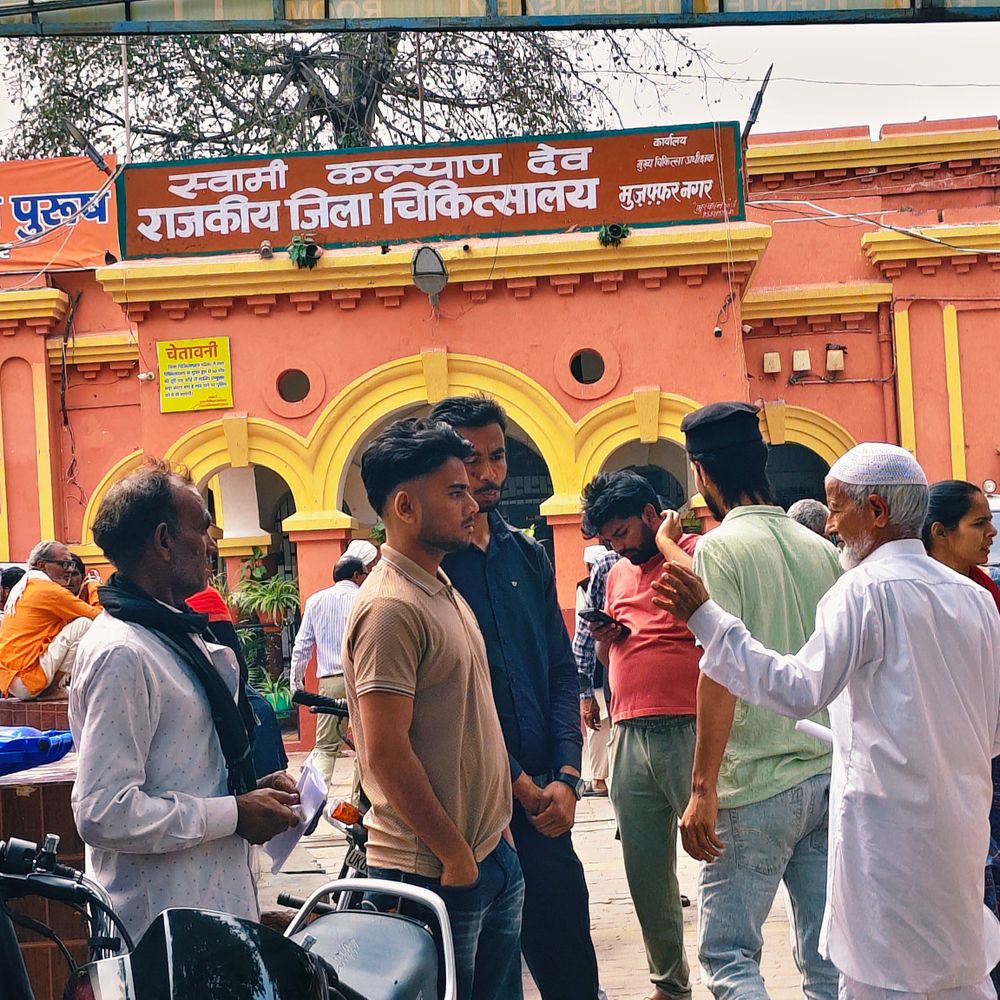 जिला अस्पताल में तीन दिन बाद उमड़ी भीड़:ईद-रविवार की छुट्टी के बाद रजिस्ट्रेशन, ओपीडी-दवा काउंटर पर लंबी लाइनें