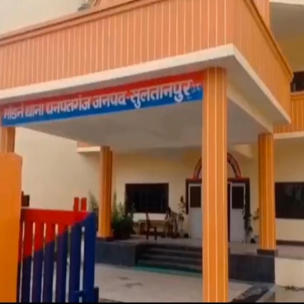 सुल्तानपुर में महिला से छेड़छाड़, एडिटेड फोटो की पोस्ट:पति के विदेश में रहने पर पड़ोसियों पर धमकी का आरोप, केस दर्ज