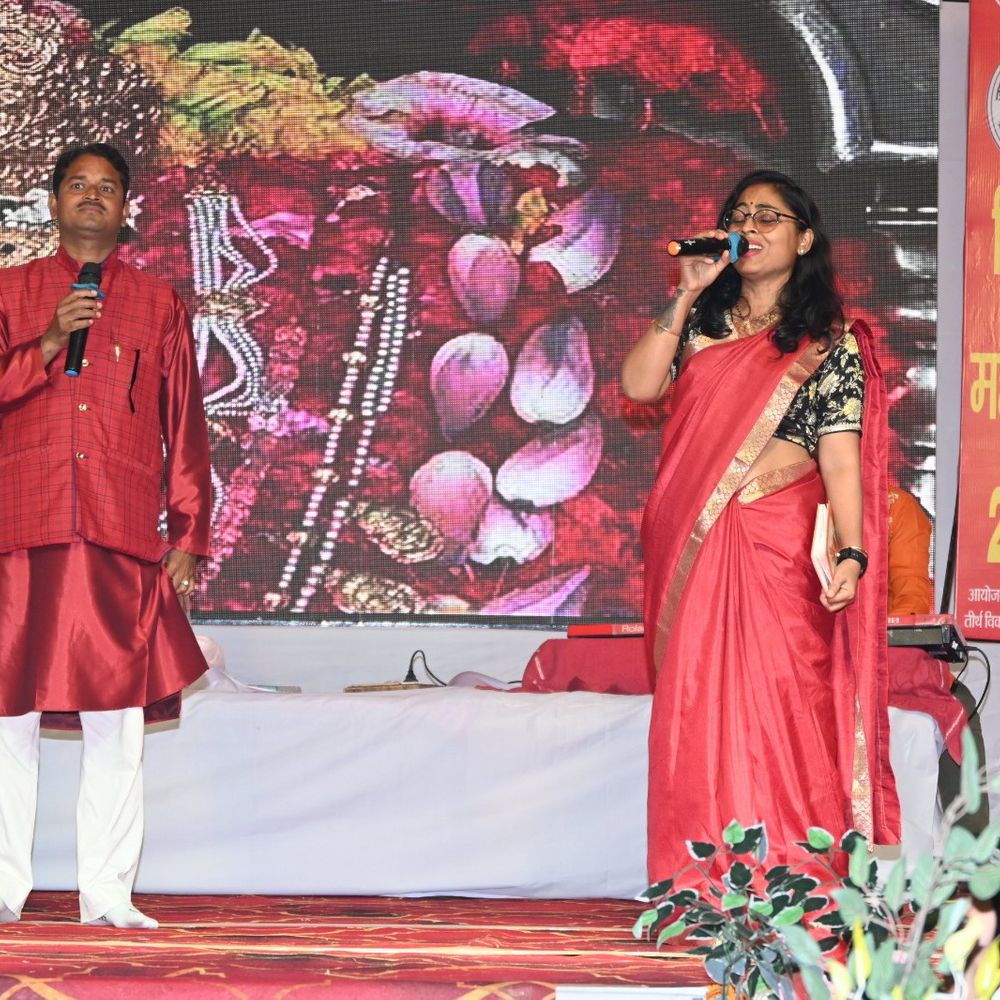 विंध्य महोत्सव में सांस्कृतिक कार्यक्रमों का आयोजन:कलाकारों ने देवी गीत, भजन और लोक गायन से समा बांधा