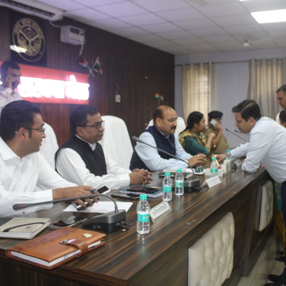 सरधना में संपूर्ण समाधान दिवस, जिलाधिकारी ने की अध्यक्षता:अधिकारियों को समयबद्ध व गुणवत्तापूर्ण शिकायत निवारण के निर्देश