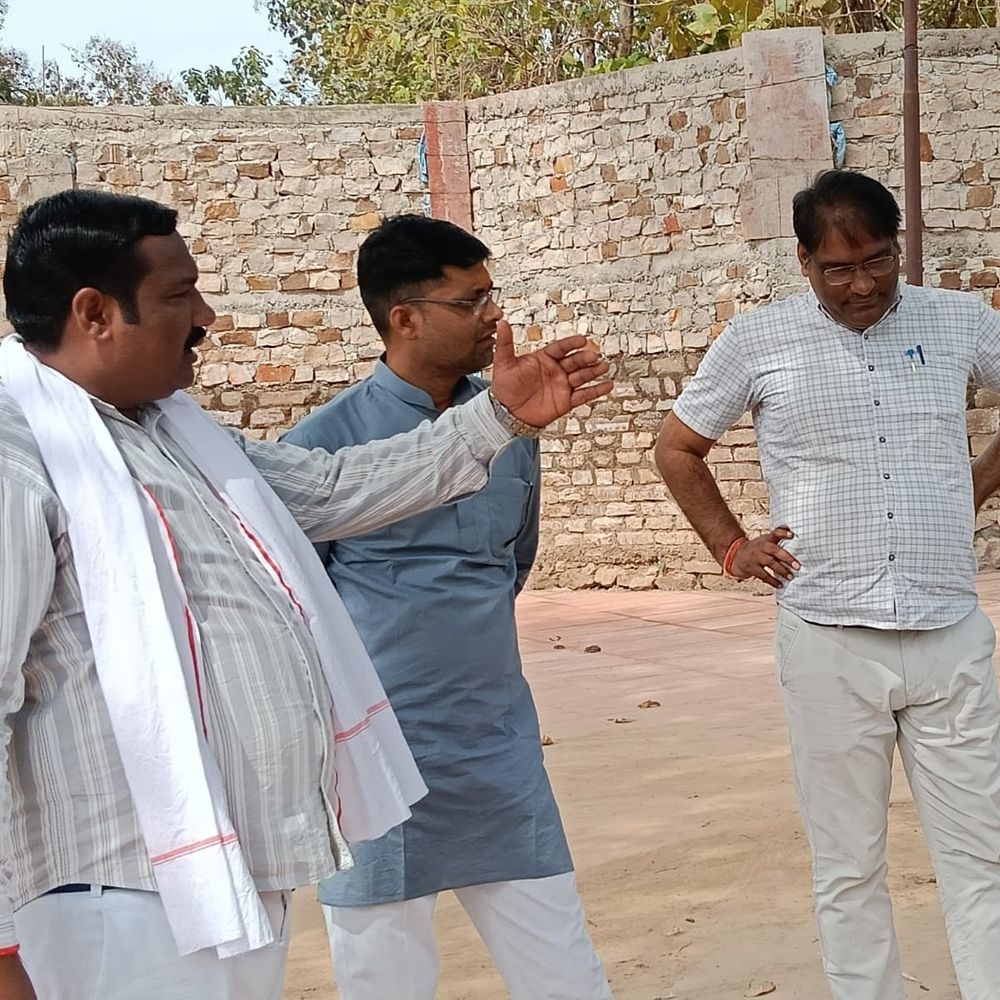 बुंदेली सेना की मांग पर ईओ ने निरीक्षण किया:राजाघाट पर मिट्टी, बोरियां हटवाने और विसर्जन कुंड बनाने का दिया आश्वासन