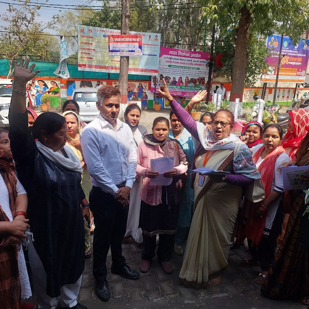 आशाओं ने डीएम ऑफिस घेरा:बहाल करने की मांग, बिना ट्रेनिंग के ही बीएलओ का भी काम कराया