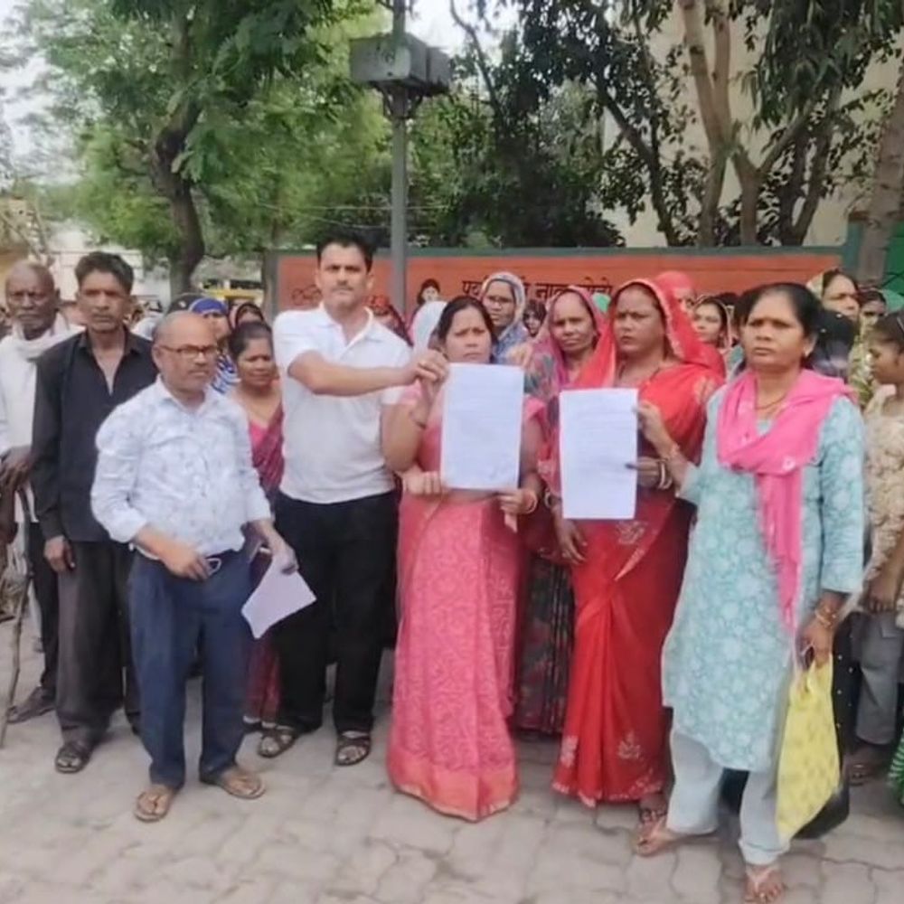 कांशीराम कॉलोनी के लोगों ने बिजली विभाग पर लगाए आरोप:हमीरपुर में मनमाने बिल और कनेक्शन काटने से परेशान, DM से शिकायत