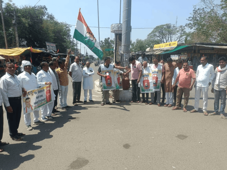 महंगाई के खिलाफ चिचोली में कांग्रेस का प्रदर्शन:  पेट्रोल-डीजल और गैस पर घेरा, अधूरी सड़क का मुद्दा भी उठाया; आंदोलन की चेतावनी – Betul News