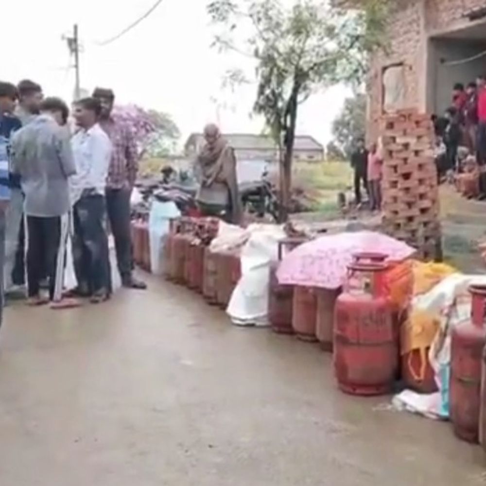 हापुड़ में एलपीजी सिलेंडर की भारी किल्लत:उपभोक्ता सुबह 4 बजे से लगा रहे लंबी लाइनें