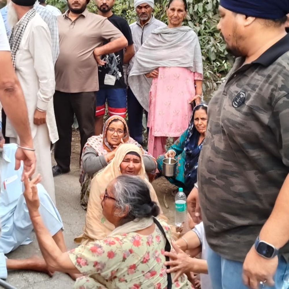 पीलीभीत में ट्रक की टक्कर से पति की मौत:उत्तराखंड जाते समय हुआ हादसा, पत्नी गंभीर रूप से घायल