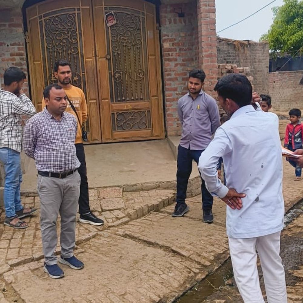 सैजनी टीम ने किशनी गांव में बिजली बिल चेक किए:बकाया भुगतान न होने पर उपभोक्ताओं को जल्द जमा करने के दिए निर्देश