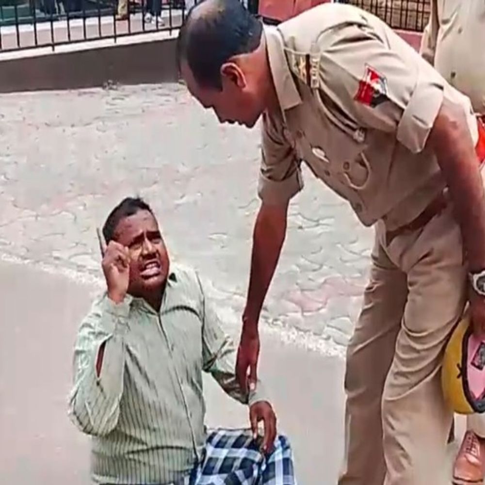 ई-रिक्शा जब्त, चालक ने कलेक्ट्रेट में किया विरोध प्रदर्शन:शाहजहांपुर में पुलिस पर लगाया आरोप, नारे और डांस से विरोध जताया