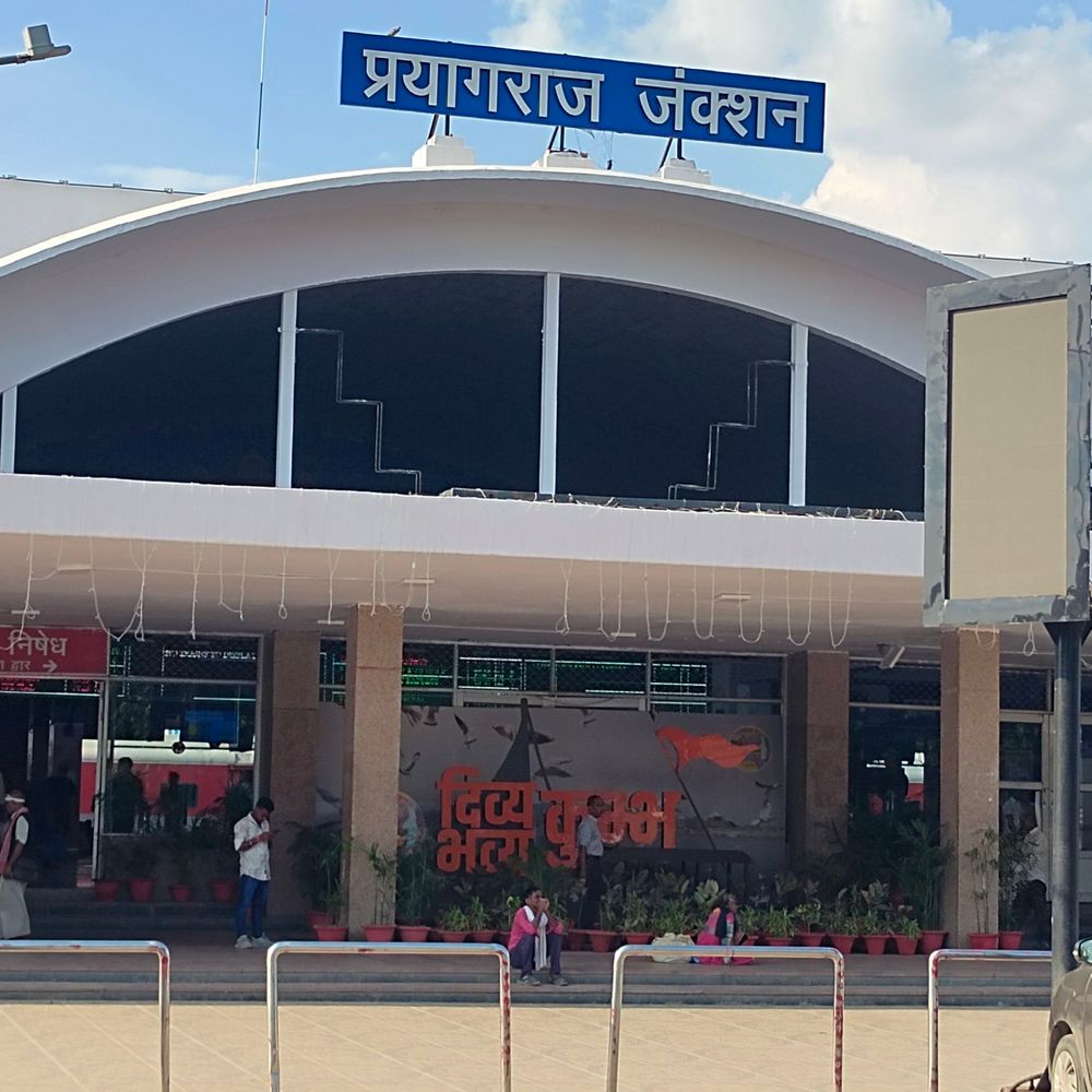 प्रयागराज में फर्जी टिकट बेचते दो फैसिलिटेटर गिरफ्तार:बाहरी स्रोतों से छपे टिकट बेचकर रेलवे राजस्व को पहुंचा रहे थे नुकसान, FIR दर्ज