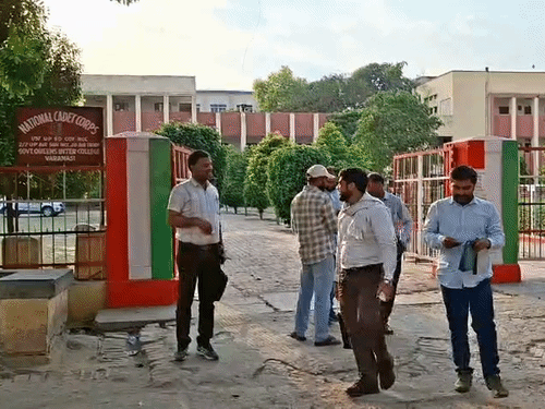 फिजिक्स की कॉपी में छात्रों ने लिखा- शादी फार्मूला:सर पास कर दीजिए, वरना तिलक कम चढ़ेगा, UP बोर्ड की जांची जा रहीं कॉपियां