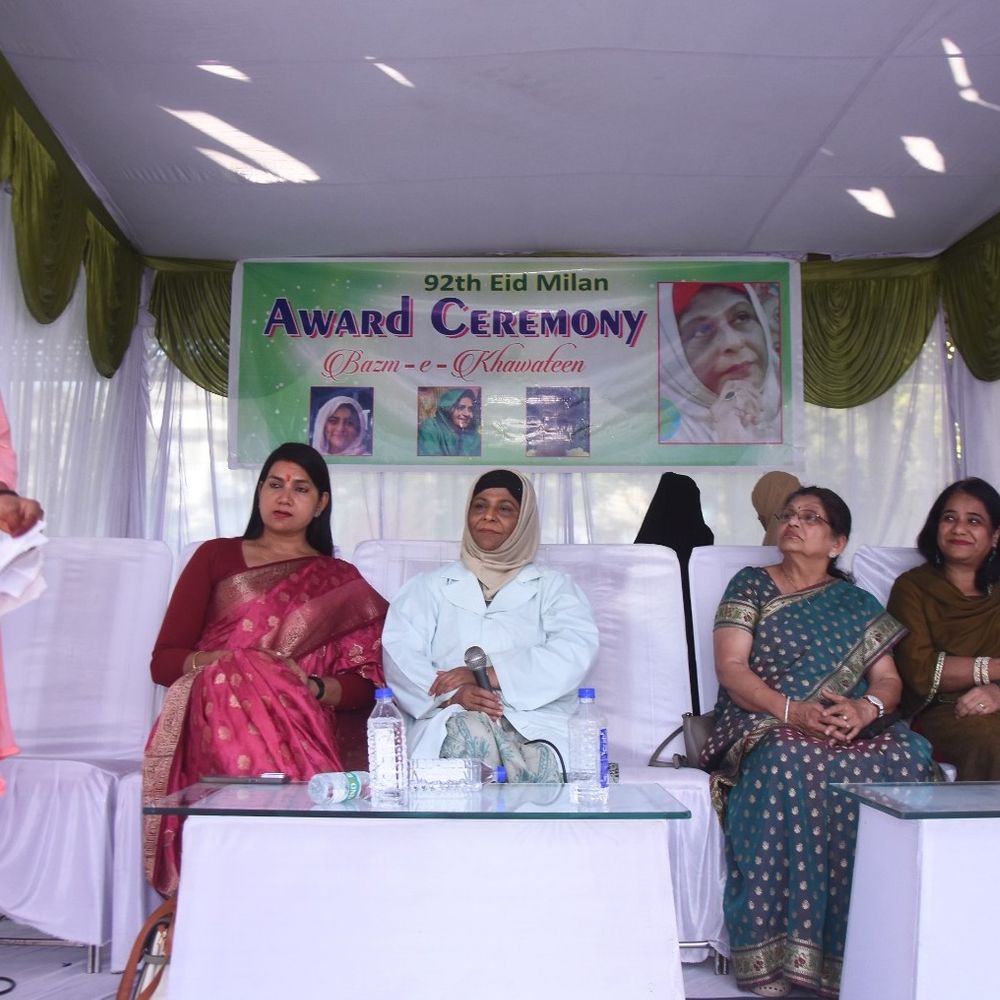 लखनऊ में बज्म-ए- ख्वातीन का ईद मिलन:विभिन्न धर्म की महिलाओं ने हिस्सा लिया, शहनाज बोली- समाज को जोड़ना सब कि जिम्मेदारी