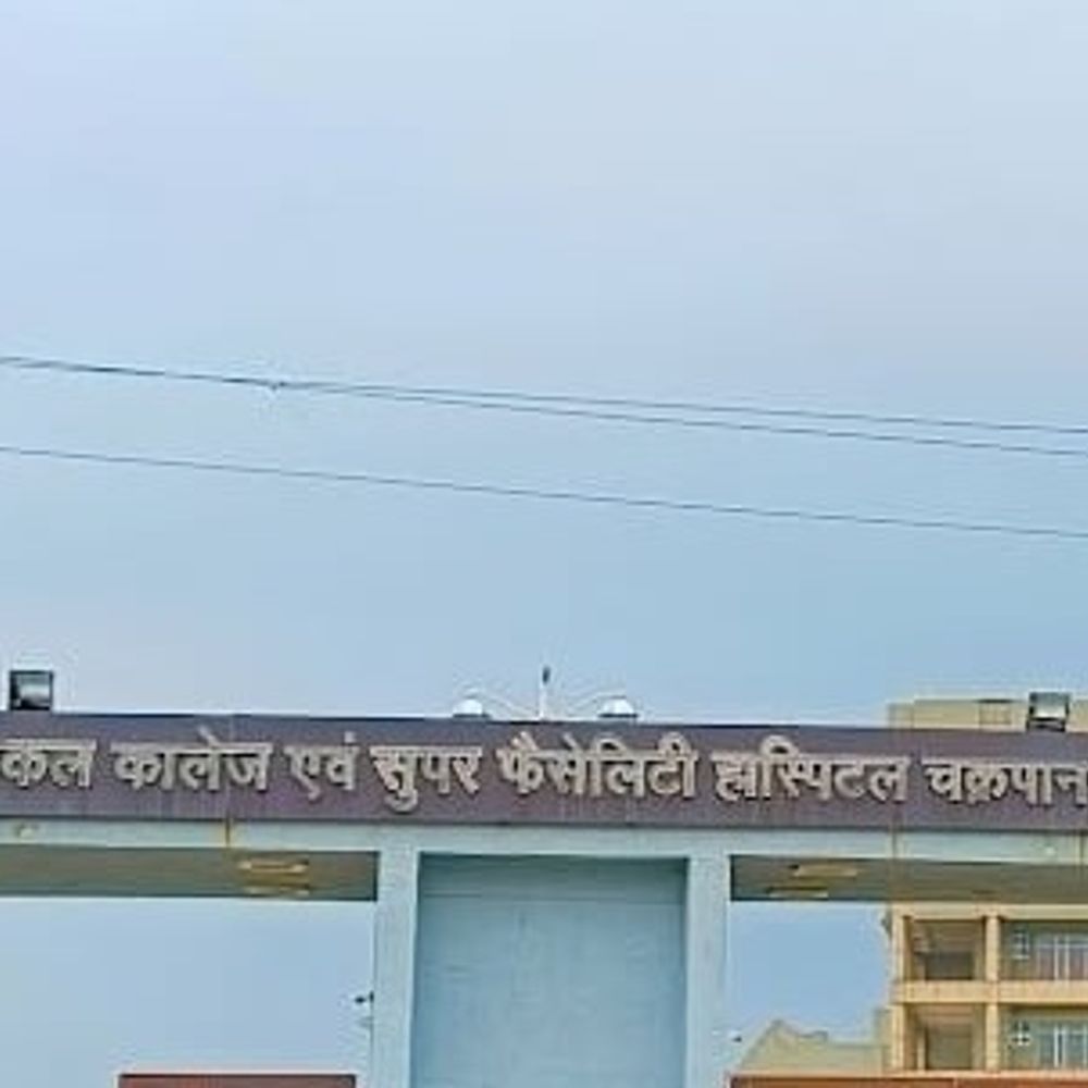 आजमगढ़ में ऑटो चालक को मारी गई गोली:इलाज के लिए कराया गया अस्पताल में भर्ती, दर्ज हुआ मुकदमा