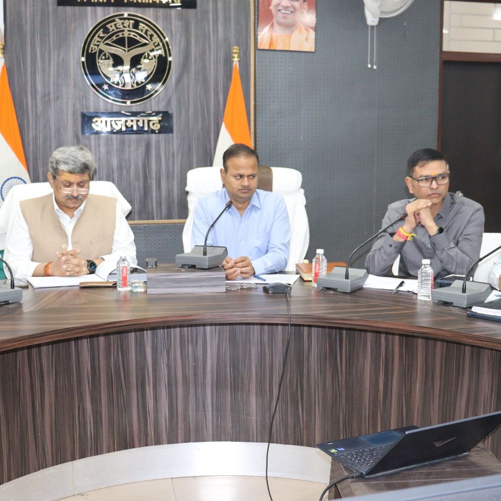 आजमगढ़ में अधिकारियों के साथ डीएम ने की बैठक:बोले- गैस सिलेंडर की कालाबाजारी बर्दाश्त नहीं की जाएगी