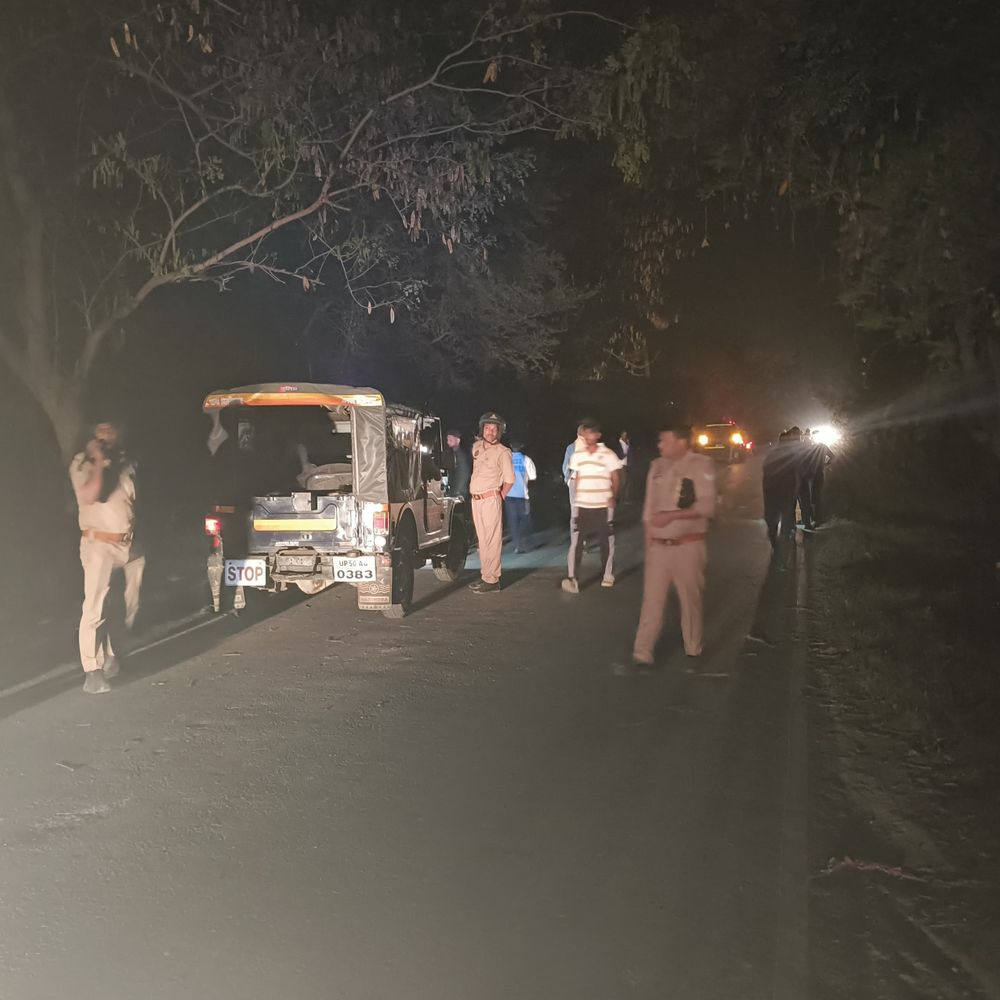 आजमगढ़ में बाइक और अर्टिगा कार की टक्कर:दो युवकों की हुई मौत, परिजनों में मचा कोहराम, जांच में जुटी पुलिस