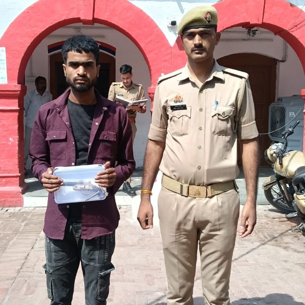 लखनऊ में तमंचा-कारतूस के साथ युवक गिरफ्तार:शौक के लिए रखे था, घूमते समय पकड़ा गया