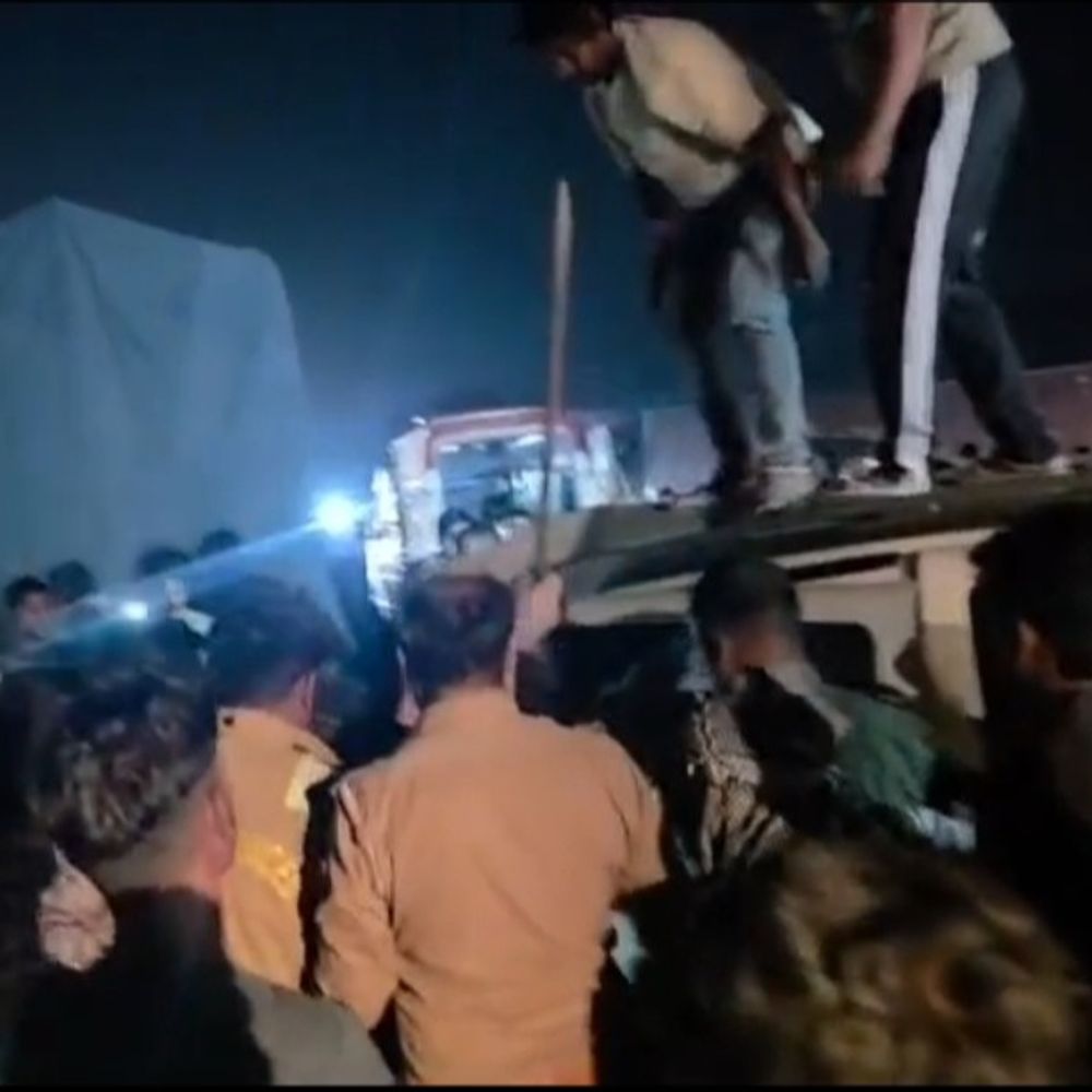 काकोरी में भीषण सड़क हादसा, चार घायल:डीसीएम में पीछे से घुसी कार, पुलिस ने लोगों की मदद से निकाला