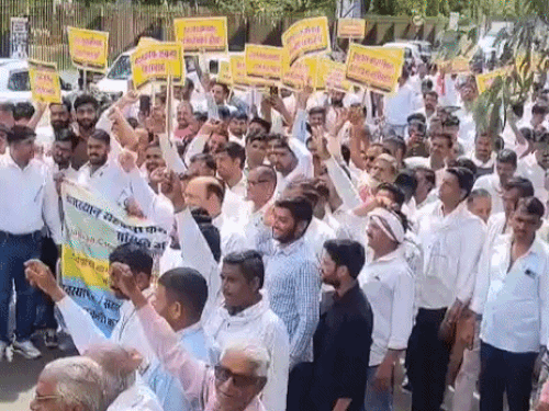 भीलवाड़ा में ग्राम विकास अधिकारी संघ ने किया प्रदर्शन:  पदोन्नति नहीं तो काम नहीं आंदोलन फिर से शुरू,बड़ी संख्या में ग्राम विकास अधिकारियों ने लगाए सरकार विरोधी नारे – Bhilwara News