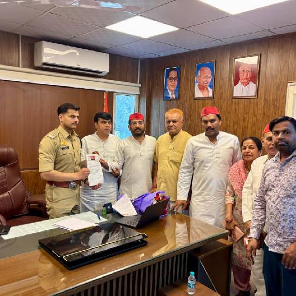 नोएडा सोशल मीडिया पर सपा राष्ट्रीय अध्यक्ष पर अभद्र टिप्पणी:आक्रोषित सपा कार्यकर्ताओं बोले," एफआईआर दर्ज कर की जाए गिरफ्तारी"