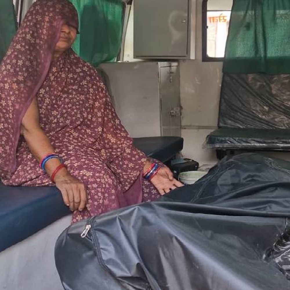 झांसी में काम करते-करते बुजुर्ग की मौत:पत्नी बोली- मुझे घर छोड़कर अकेले काम पर गए थे, लाश देखकर बेहोश हुई