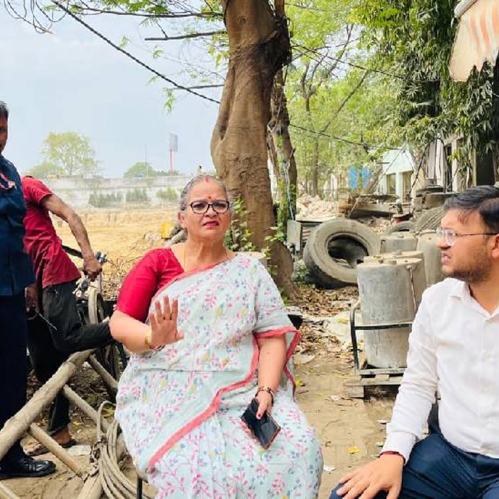 लखनऊ नगर निगम की निर्माणाधीन बिल्डिंग के काम में लापरवाही:मेयर सुषमा खर्कवाल ने चीफ इंजीनियर को लगाई फटकार तो चला बुलडोजर