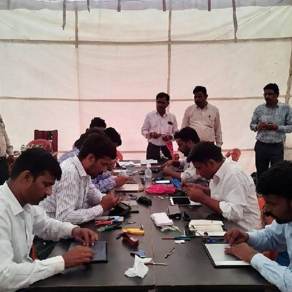 जिला मुख्यालयों पर एक सप्ताह की विशेष सर्विस कैम्प:परिषदीय स्कूलों में शिक्षकों में वितरित 2.09 लाख टैबलेट्स-मोबाइल का रिपेयर