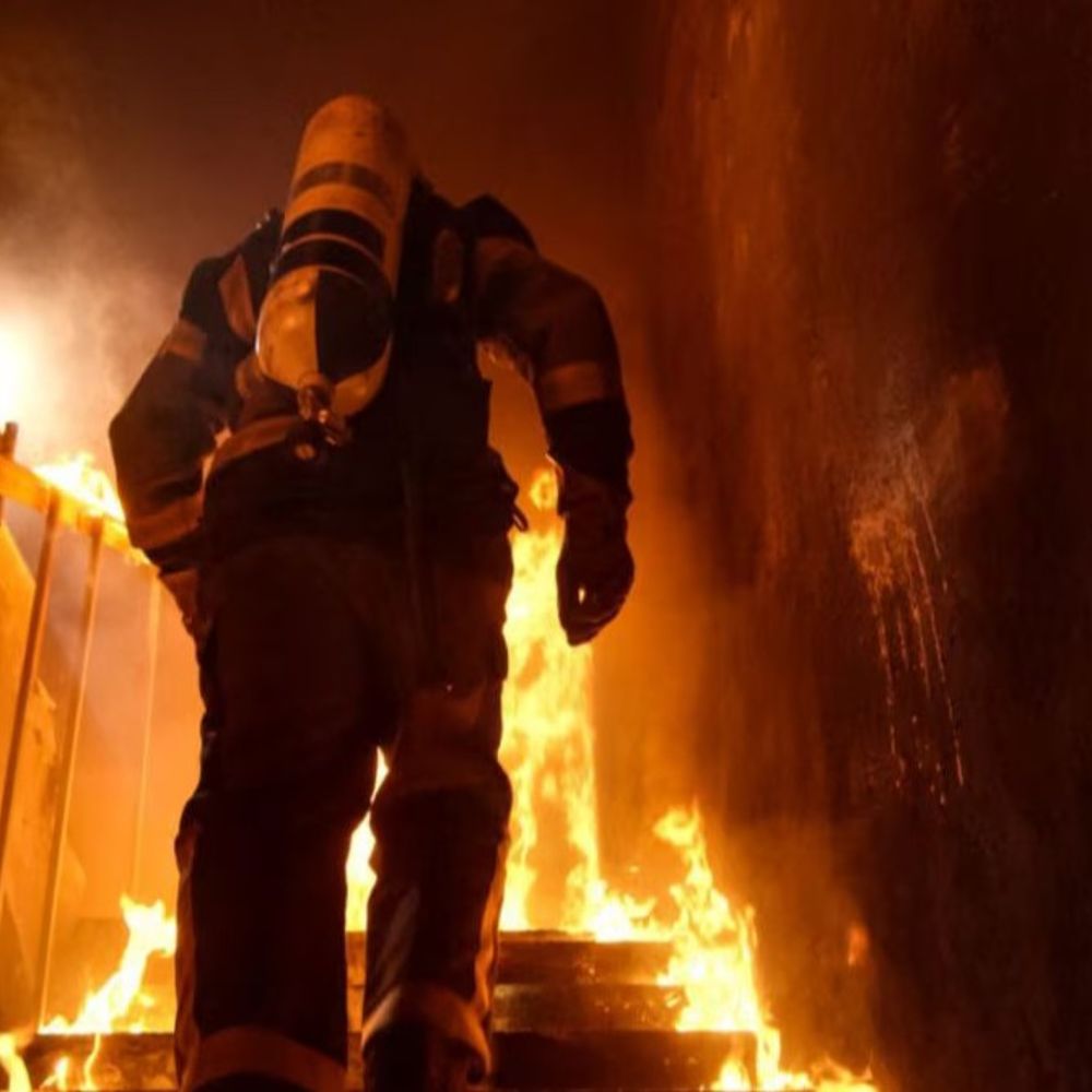 भास्कर अपडेट्स:मुंबई के गोरेगांव में 24 मंजिला इमारत में आग: 72 साल की महिला की मौत