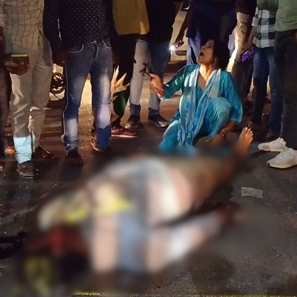 उन्नाव में ट्रक ने मारी टक्कर, कार चालक की मौत:सहजनी चौराहे पर लगा जाम, पत्नी घायल