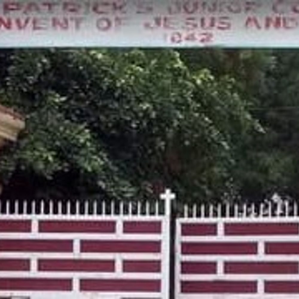 आगरा में सेंट पैट्रिक्स स्कूल पर 5 लाख का जुर्माना:DM के आदेश पर बेसिक शिक्षा अधिकारी की कार्रवाई, यूनिफार्म और बुक्स की मनमानी बिक्री का मामला