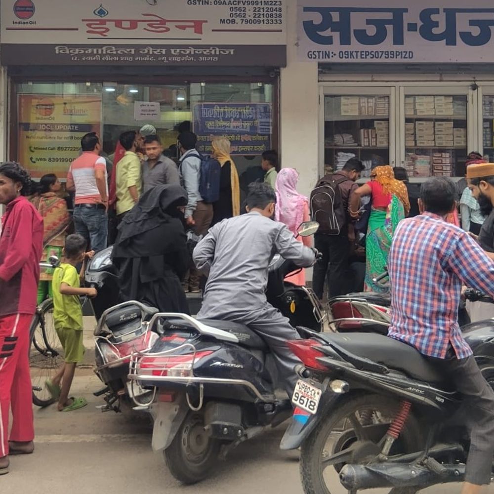 आगरा में गैस सिलेंडर के लिए एजेंसी पर लंबी लाइन:बुकिंग के बाद भी नहीं मिल रही गैस, लोग बोले- घर में खाना भी नहीं बन पा रहा