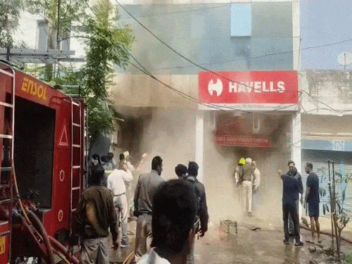 चंडीगढ़ के इंडस्ट्रियल एरिया में लगी भीषण आग:  इलेक्ट्रिक की दुकान जलकर राख, फायर ब्रिगेड की टीम बुझाने में जुटी – Chandigarh News