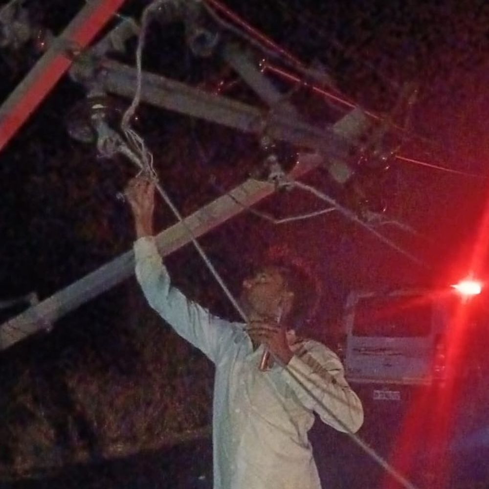 फिरोजाबाद में ट्रैक्टर-बाइक की टक्कर में एक की मौत:जसराना में अनियंत्रित ट्रैक्टर ने बिजली खंभे को भी क्षतिग्रस्त किया