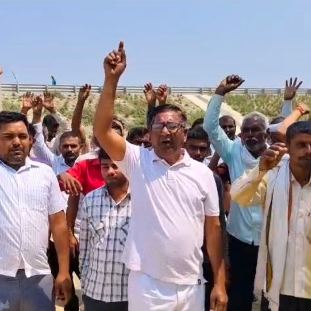 गंगा एक्सप्रेसवे सर्विस रोड अधूरी, ग्रामीणों ने किया प्रदर्शन:रायबरेली में शारदा नहर पर पुल न बनने से आवागमन बाधित, SDM को ज्ञापन