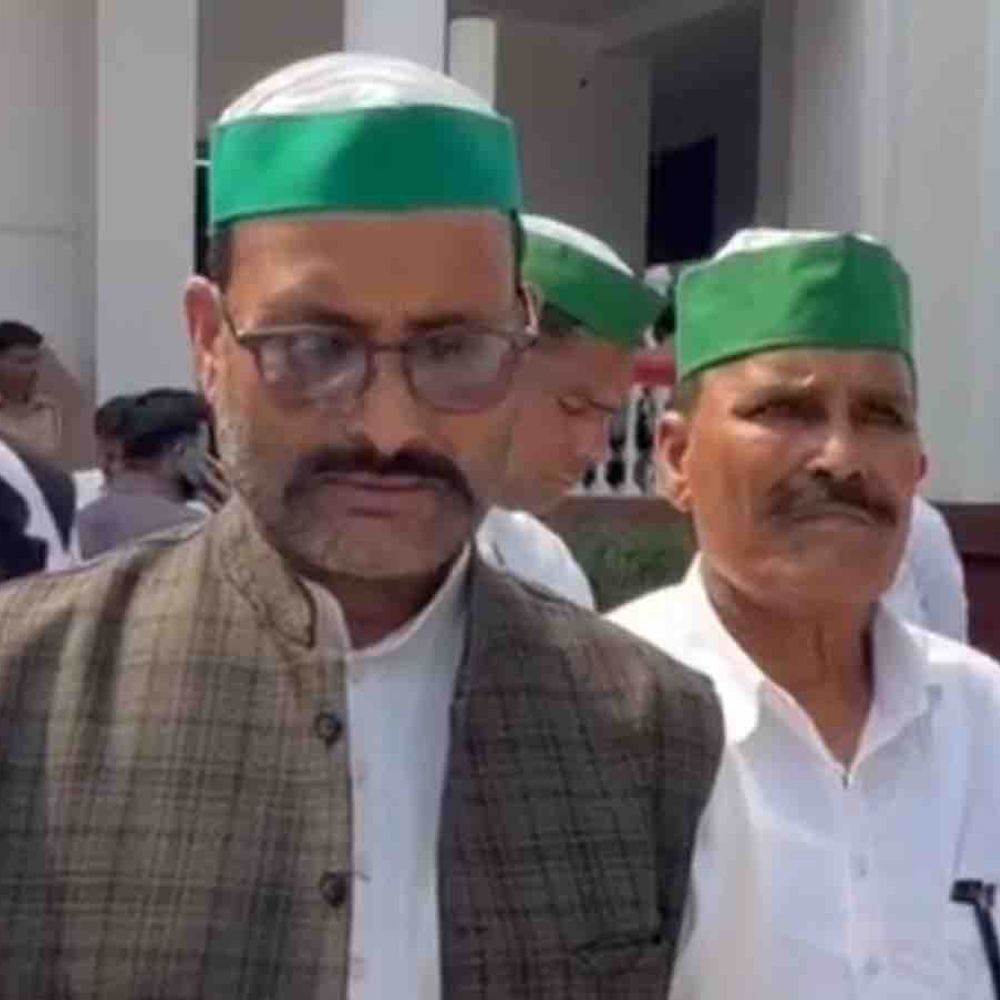 बेमौसम बारिश से फसल बर्बाद, किसानों का कलेक्ट्रेट पर प्रदर्शन:रामपुर में मुआवजे समेत आठ सूत्रीय मांगों पर आश्वासन