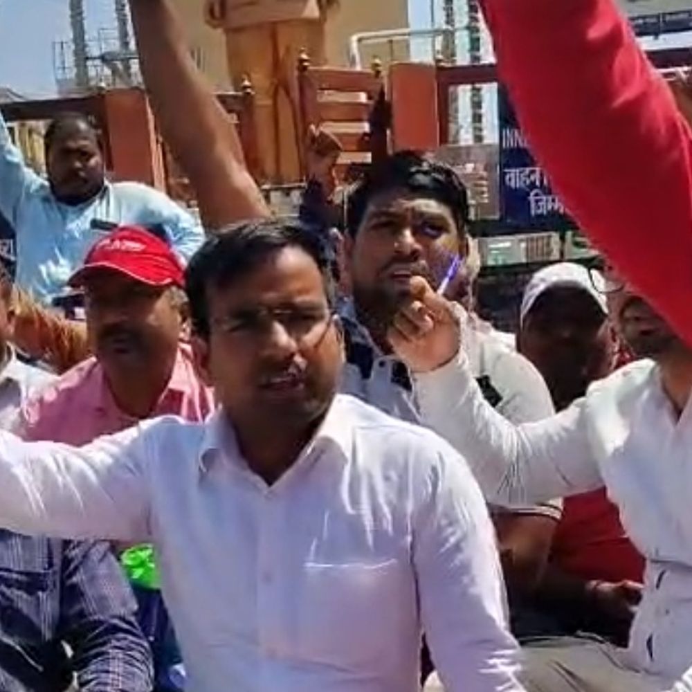 देवरिया में दिव्यांग संघ ने सीएम को ज्ञापन सौंपा:ई-रिक्शा चालकों की समस्याओं पर कार्रवाई की मांग