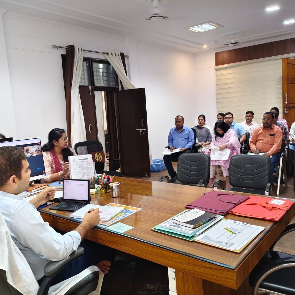 DM ने भरवारी EO का वेतन रोका:निर्माण कार्य लंबित मिलने पर स्पष्टीकरण भी मांगा, हर दिन समीक्षा करने के निर्देश